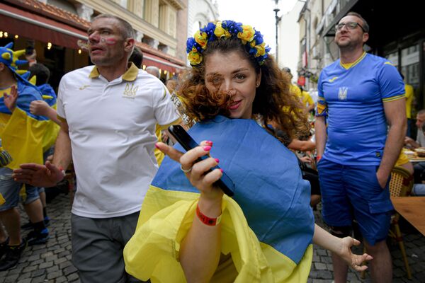 Hincha ucraniana antes del partido de la fase de grupos de la Euro 2020 entre las selecciones de Ucrania y Austria en Bucarest, que terminó con la victoria de la selección austriaca 1-0. - Sputnik Mundo