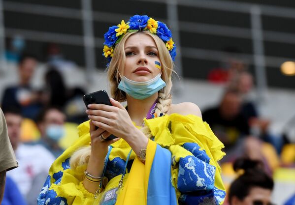 Aficionada ucraniana durante el partido de la fase de grupos de la Eurocopa 2020 entre las selecciones de Ucrania y Macedonia del Norte en Bucarest, que terminó con una victoria de 2-1 para los ucranianos. - Sputnik Mundo