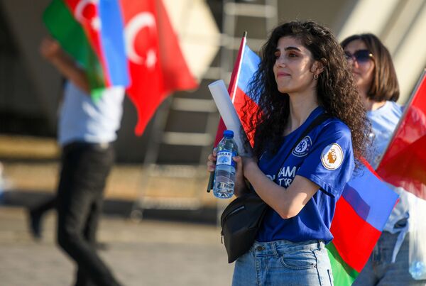 Fanática turca antes del inicio del partido de la fase de grupos de la Eurocopa 2020 entre las selecciones de Turquía y Gales en Bakú, que finalizó con una victoria 2-0 para Gales. - Sputnik Mundo