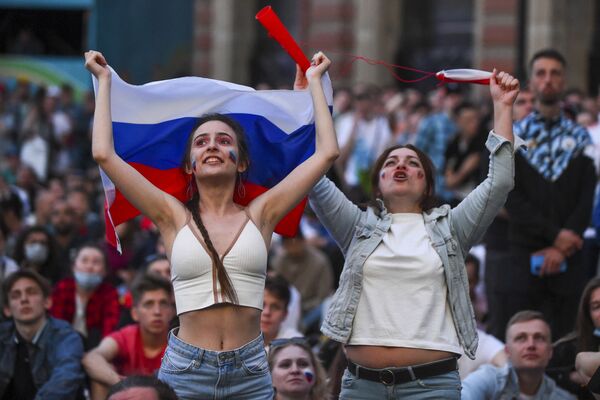 Aficionadas rusas en la zona de aficionados de San Petersburgo durante el partido de la fase de grupos de la Euro 2020 entre las selecciones de Rusia y Bélgica, en el que ganaron los belgas 3-0. - Sputnik Mundo