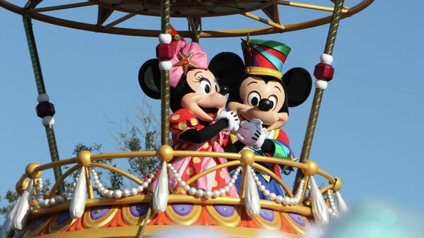 Mickey y Minnie Mouse en uno de los parques temáticos de Disney en Florida - Sputnik Mundo