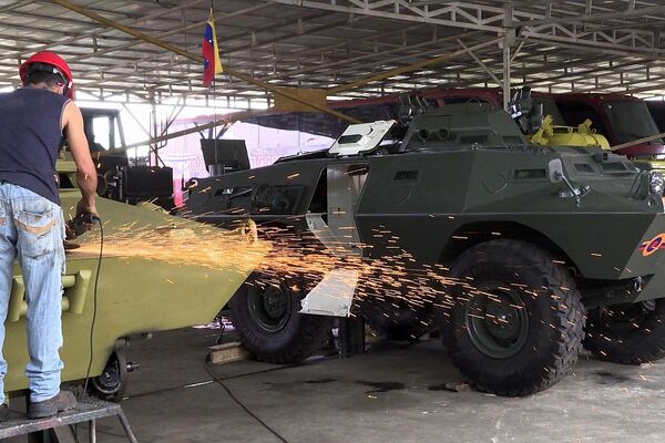 Reparación de vehículos blindados en Venezuela - Sputnik Mundo