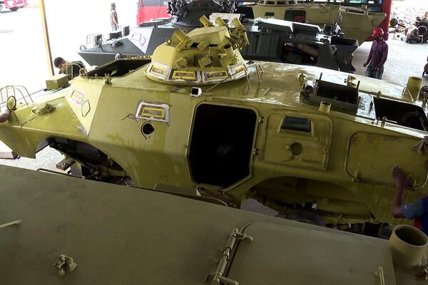 Reparación de vehículos blindados en Venezuela - Sputnik Mundo