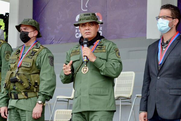 Ministro de Defensa de Venezuela, Vladimir Padrino López (centro) - Sputnik Mundo