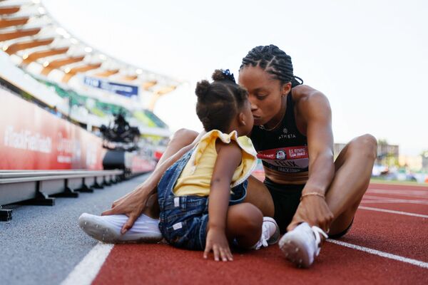 La atleta estadounidense Allyson Felix con su hija tras la carrera de 400 metros como parte de las eliminatorias para los Juegos Olímpicos donde ocupó el segundo lugar, en la ciudad de Eugene, estado de Oregón.  - Sputnik Mundo
