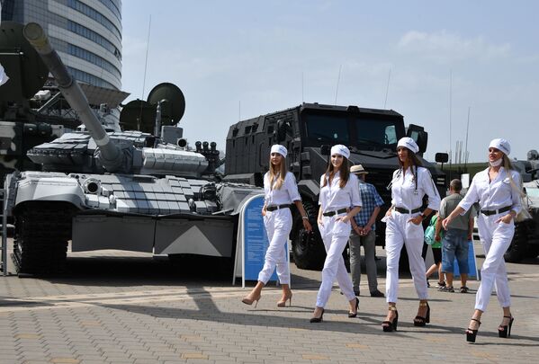 En la 10 Exposición de Armas y Vehículos Militares Internacional MILEX–2021 en Minsk. - Sputnik Mundo
