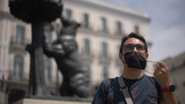 Un hombre se quita la mascarilla en Madrid - Sputnik Mundo