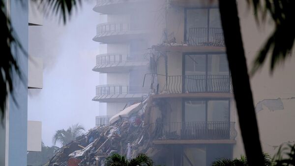 Escombros del edificio derrumbado en Miami, EEUU - Sputnik Mundo