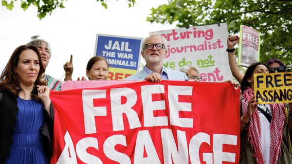 La pareja y madre de dos hijos de Julian Assange, Stella Moris, el lider laborista británico, Jeremy Corbyn, y otros partidarios del fundador de Wikileaks - Sputnik Mundo