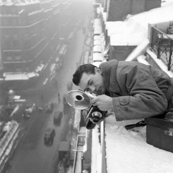 El científico francés Joseph Nicéphore Niépce fue quien logró capturar la primera fotografía conocida, hace cerca de dos siglos. Antes se creía que se trataba de la instantánea &#x27;Vista desde la ventana en Le Gras&#x27;, pero posteriormente se descubrió que Niépce registró &#x27;La mesa puesta&#x27; años antes.En la foto: un fotógrafo de la agencia de noticias AFP en 1946. - Sputnik Mundo