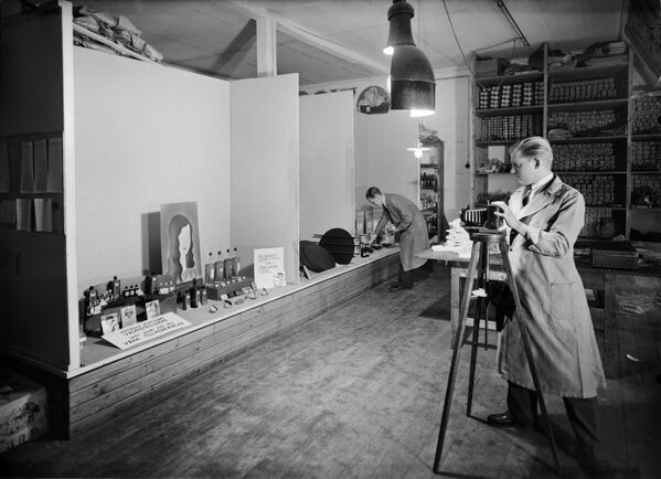 En 1903, los hermanos Lumière patentaron un proceso para realizar fotografías en color llamado placa autocroma. Se lanzó al mercado en 1907.En la foto: un fotógrafo trabajando en 1933. - Sputnik Mundo