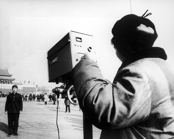 La historia de la fotografía digital comienza con la cámara Mavica, que fue lanzada por Sony en 1981. En la foto: un turista chino en es fotografiado en Pekín en 1979. - Sputnik Mundo