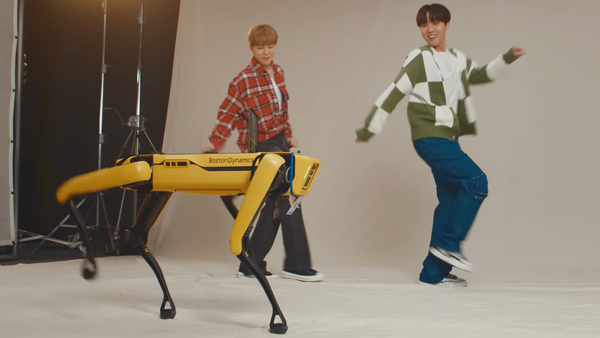 Unos integrantes de BTS bailan junto al robot Spot - Sputnik Mundo