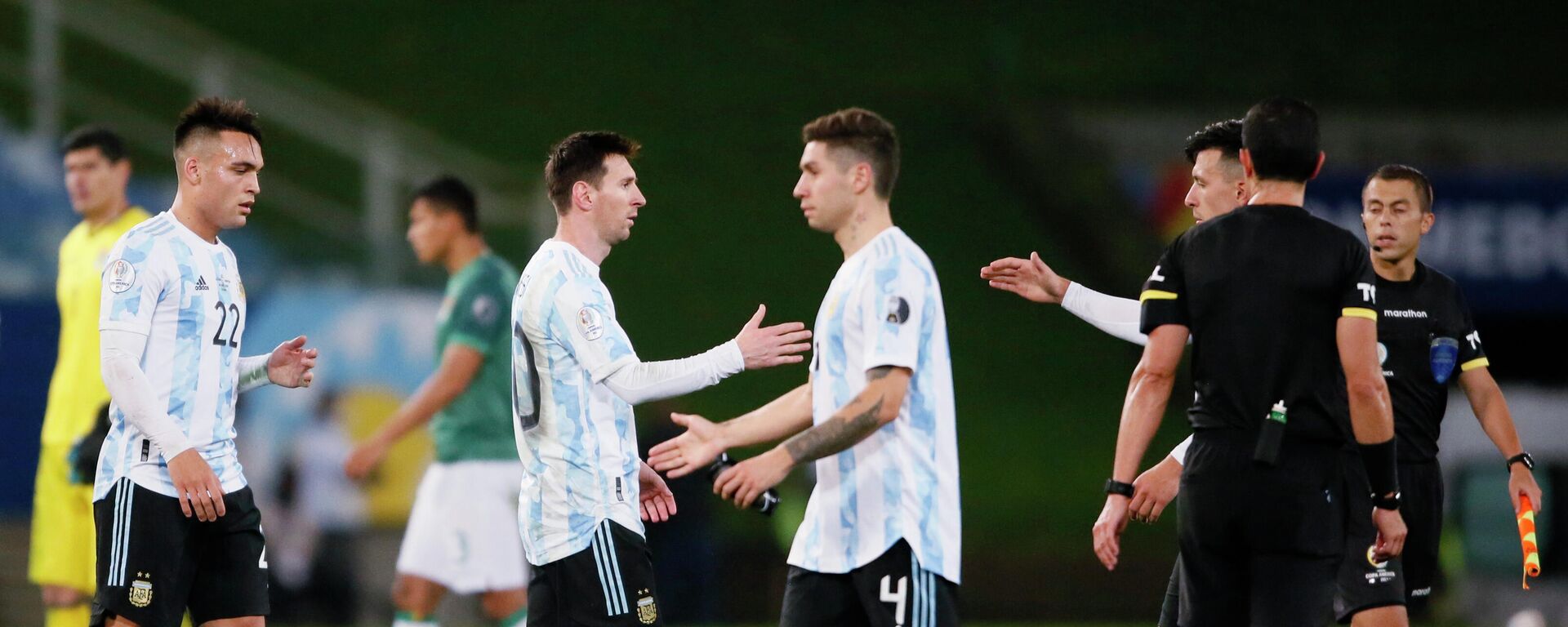Lionel Messi y otros futbolistas de Argentina se saludan tras el partido frente a Bolivia - Sputnik Mundo, 1920, 29.06.2021