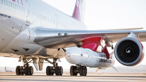 Cohete L1 suspendido bajo el ala del Boeing 747 de Virgin Orbit - Sputnik Mundo