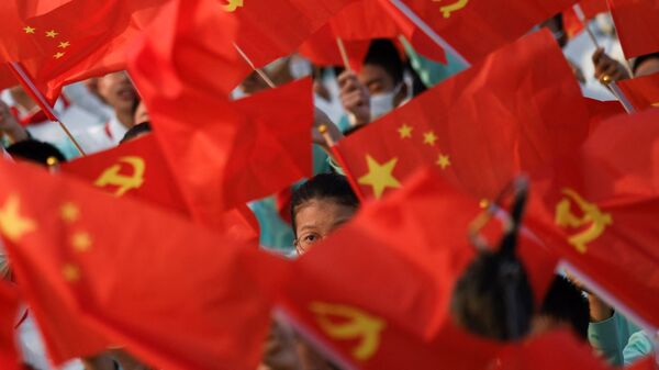 Banderas de China y las del Partido Comunista de China - Sputnik Mundo
