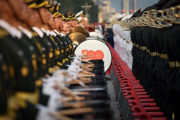 Los músicos de una orquesta militar durante la celebración del centenario del Partido Comunista de China. - Sputnik Mundo