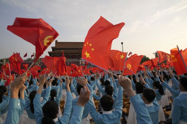 Los participantes de la celebración del centenario del Partido Comunista de China en la plaza de Tiananmén, en Pekín. - Sputnik Mundo