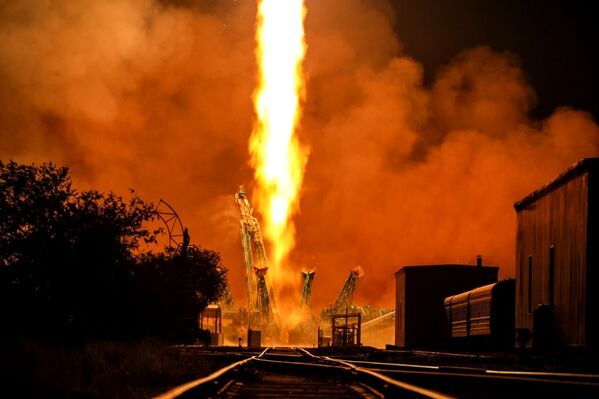 El lanzamiento de un cohete portador Soyuz 2.1a con la nave espacial de carga Progress MS-17 desde la plataforma de lanzamiento del cosmódromo de Baikónur, en Kazajistán. - Sputnik Mundo