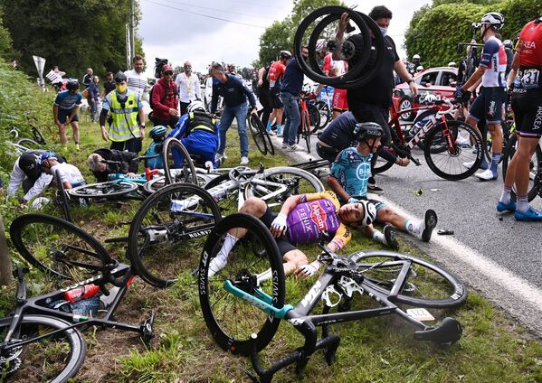 Un accidente en cadena durante el Tour de Francia. - Sputnik Mundo