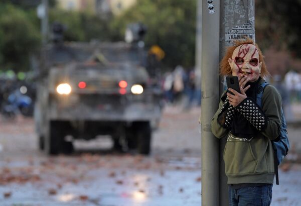Un manifestante enmascarado durante una protesta antigubernamental en Bogotá, Colombia. - Sputnik Mundo