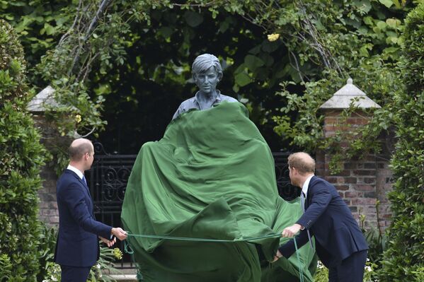 Los príncipes Guillermo y Harry inauguran un monumento a su madre, la princesa Diana, en el jardín del Palacio de Kensington, en Londres, Reino Unido. - Sputnik Mundo