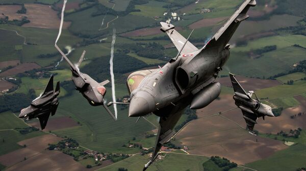 Dos cazas F-35A de la FFAA de EEUU y dos Dassault Rafale de la FFAA de Francia - Sputnik Mundo