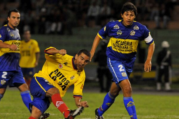 Víctor Aristizábal con su contrincante, futbolista colombiano Jorge Bermúdez  - Sputnik Mundo