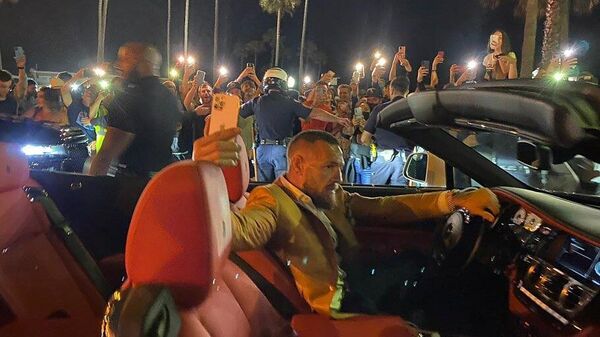 Conor McGregor, luchador irlandés de artes marciales mixtas, en su coche - Sputnik Mundo