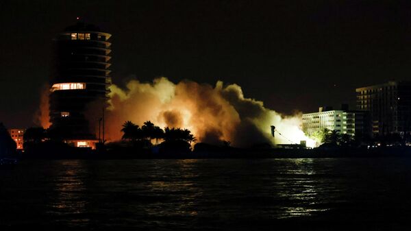 Demolición del edificio colapsado en Miami, EEUU - Sputnik Mundo