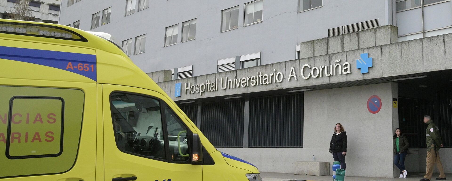 Ambulancia estacionada a la entrada del Complejo Hospitalario Universitario A Coruña - Sputnik Mundo, 1920, 09.07.2021
