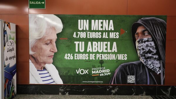Cartel electoral de Vox contra los mena en la estación de Cercanías de Sol (Madrid) - Sputnik Mundo