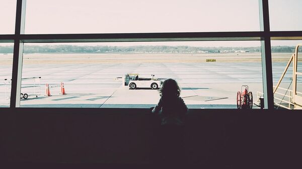 Una niña en el aeropuerto - Sputnik Mundo