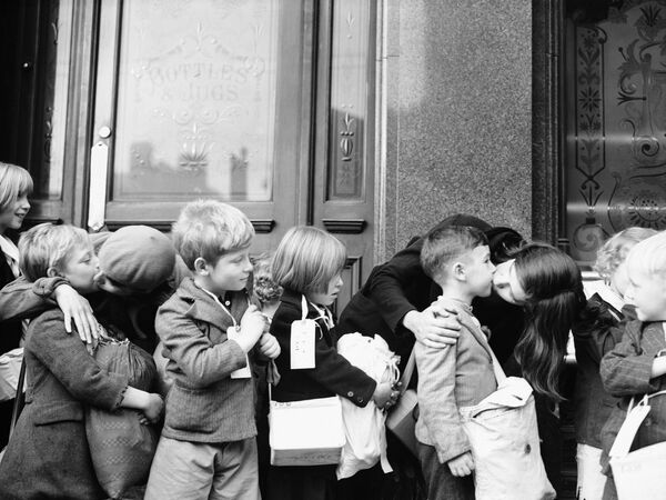 Madres besan a sus hijos, alumnos de la Escuela Forster en Londres, antes de ser evacuados en el Reino Unido, 1939. - Sputnik Mundo