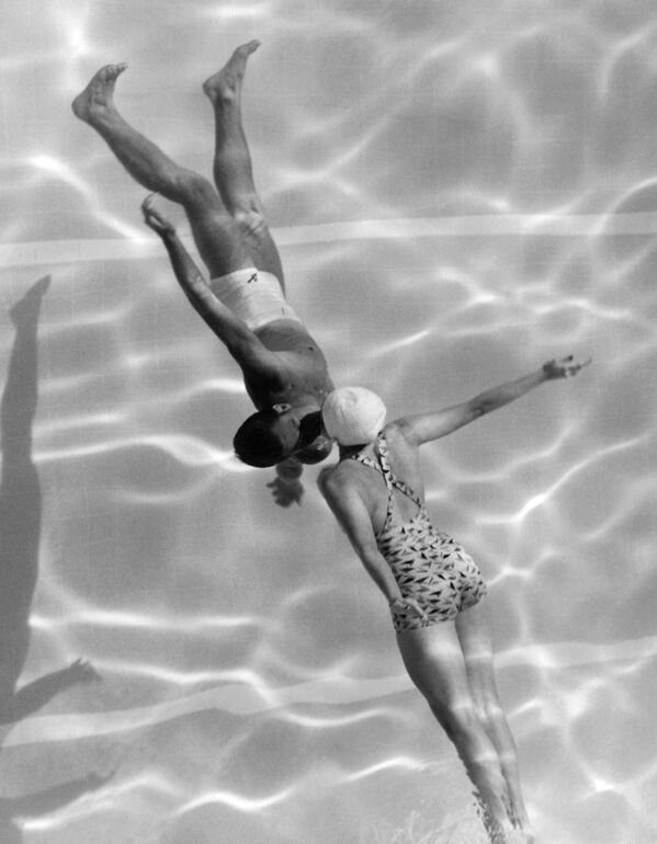 Un beso en una piscina en California, EEUU. - Sputnik Mundo