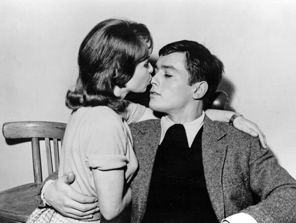 La actriz Françoise Arnoul y el actor Alain Delon se dan un beso durante el rodaje de la película Way of youth dirigida por Michel Boisrond en Billancourt Studios en París, 1959. - Sputnik Mundo