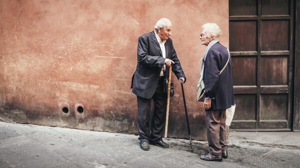 Unas personas mayores en una calle - Sputnik Mundo