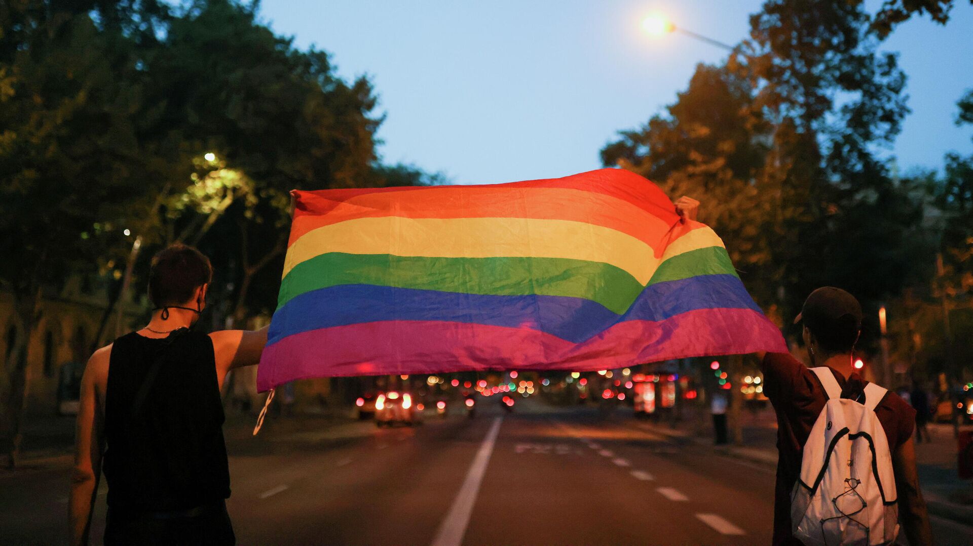 Activistas con la bandera LGBT+ protestan contra el asesinato de Samuel Luiz  - Sputnik Mundo, 1920, 08.07.2021