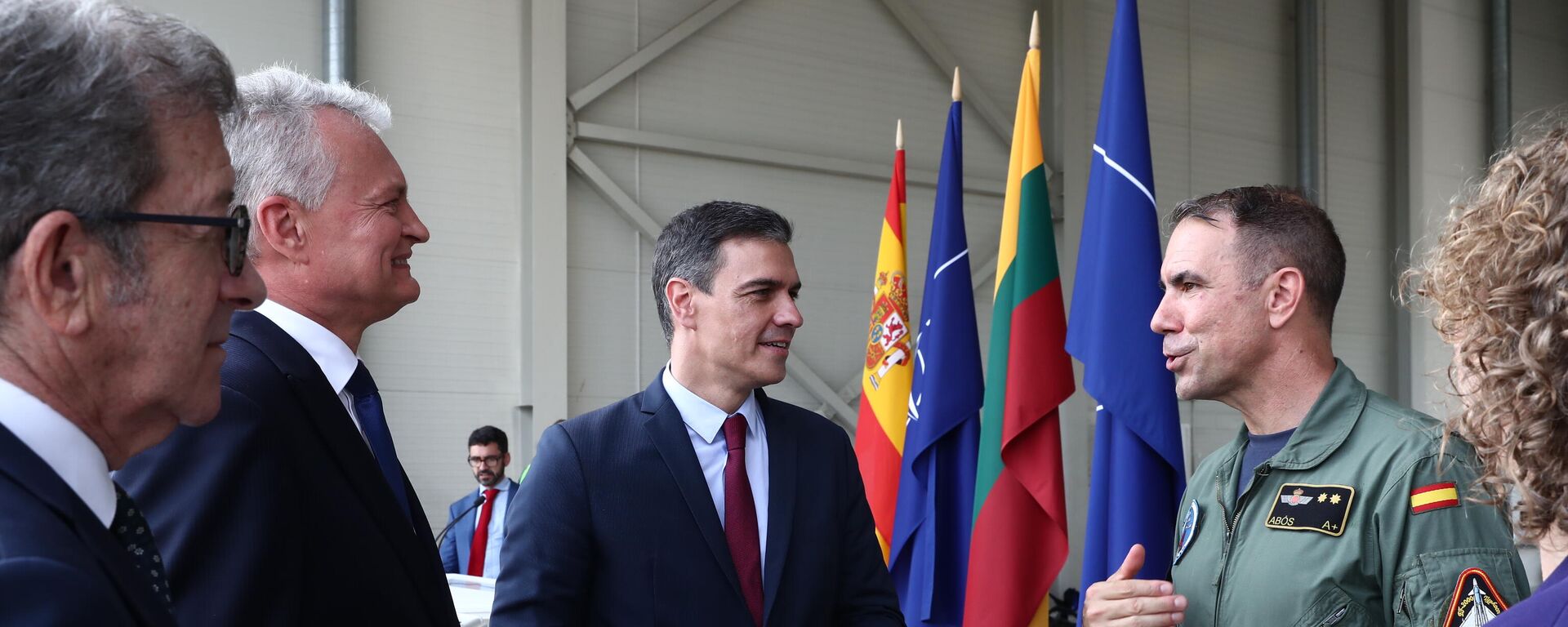 El presidente del Gobierno de España, Pedro Sánchez, durante una rueda de prensa en la base de Siauliai junto al presidente de Lituania, Gitanas Nauseda - Sputnik Mundo, 1920, 08.07.2021