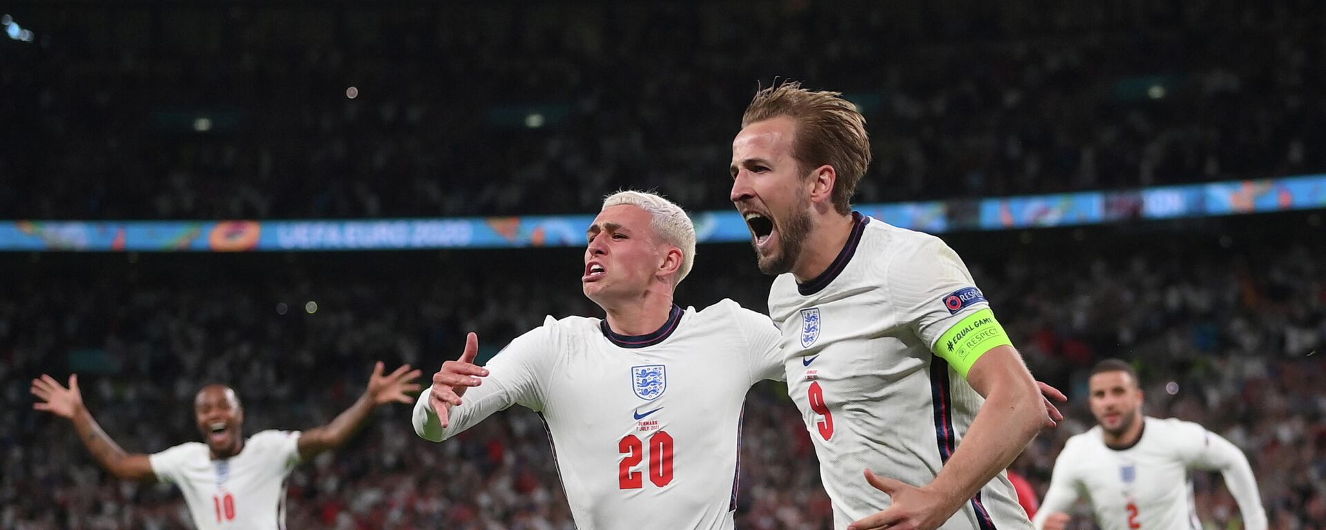 Los futbolistas ingleses Harry Kane y Phil Foden celebran su victoria en semifinales de Euro 2020 - Sputnik Mundo, 1920, 18.04.2022