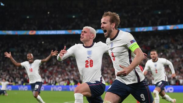 Los futbolistas ingleses Harry Kane y Phil Foden celebran su victoria en semifinales de Euro 2020 - Sputnik Mundo
