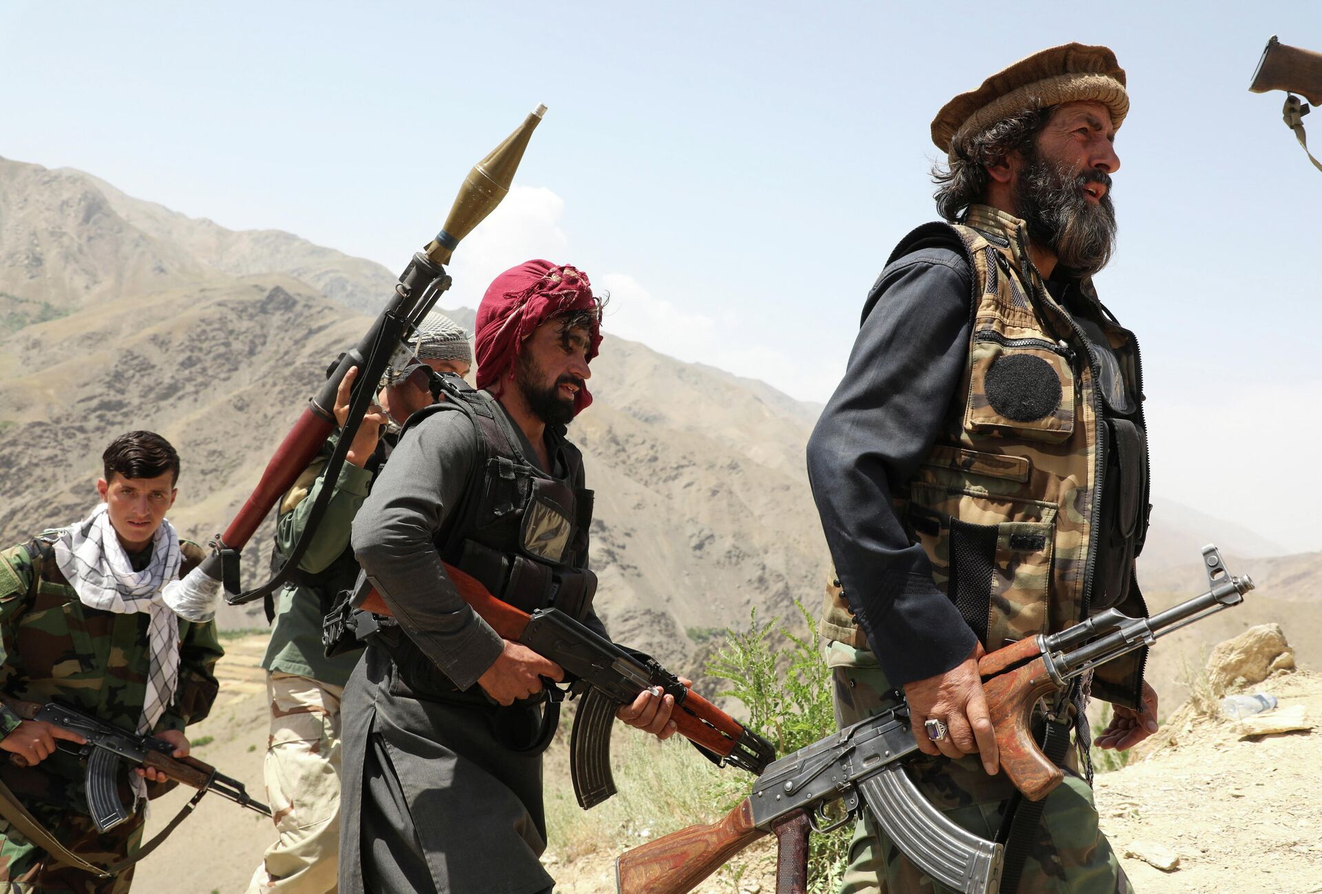 Hombres armados que están en contra de los talibanes caminan por el territorio de su puesto de control en el distrito de Ghorband, provincia de Parwan, Afganistán, el 29 de junio de 2021.  - Sputnik Mundo, 1920, 09.07.2021