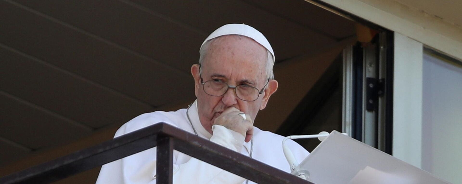 El papa Francisco dirige la oración del Ángelus desde un balcón del Hospital Gemelli, en Roma, Italia, el 11 de julio de 2021 - Sputnik Mundo, 1920, 11.07.2021