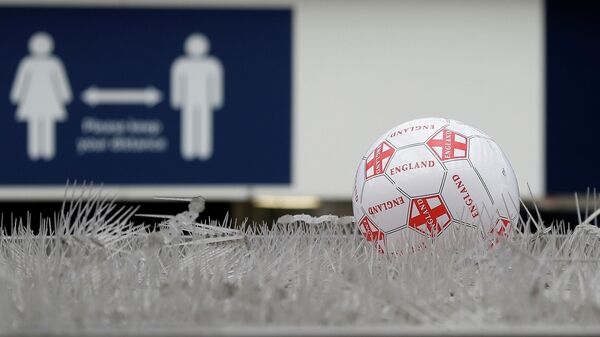 Una pelota cerca de la estación de Waterloo al día siguiente de la final de Eurocopa 2020 - Sputnik Mundo