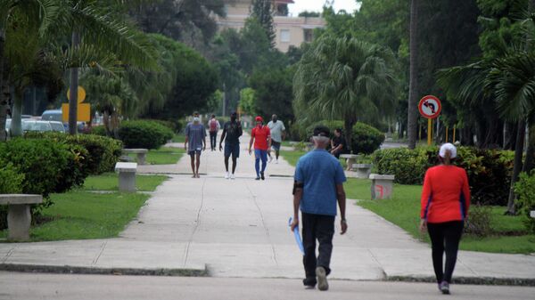 Transeúntes en la 5ta Avenida, municipio Playa, La Habana - Sputnik Mundo