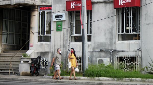 Transeúntes en la esquina de L y 25, Vedado, La Habana - Sputnik Mundo