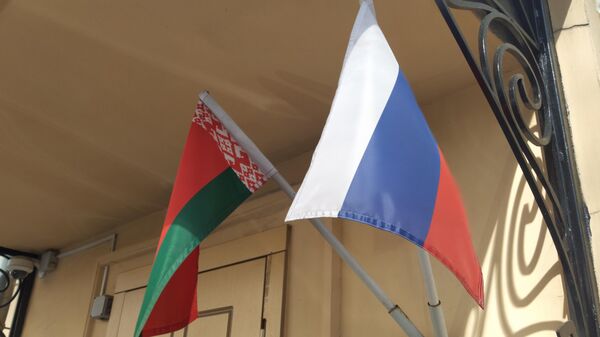 Banderas de Bielorrusia y Rusia - Sputnik Mundo