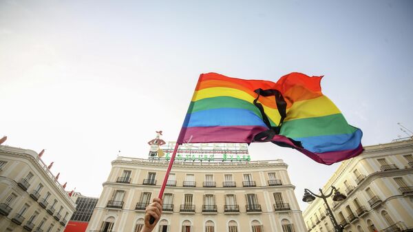 Una bandera LGBTI en una protesta contra homofobia en Madrod, España - Sputnik Mundo