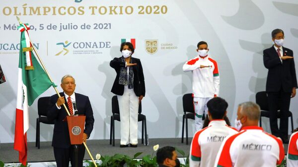 Andres Manuel López Obrador hace entrega de la bandera mexicana para la inauguración de Tokio 2020 - Sputnik Mundo