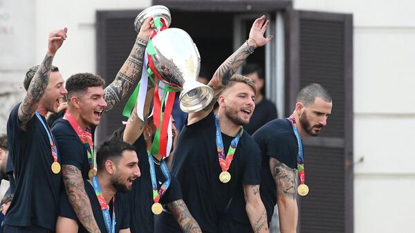 Jugadores de la selección de fútbol de Italia celebrando la Eurocopa en Roma - Sputnik Mundo